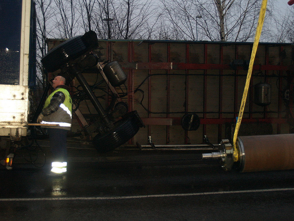 LKW Anhaenger umgekippt Koeln Niehl Geestemuenderstr Industriestr P58.JPG